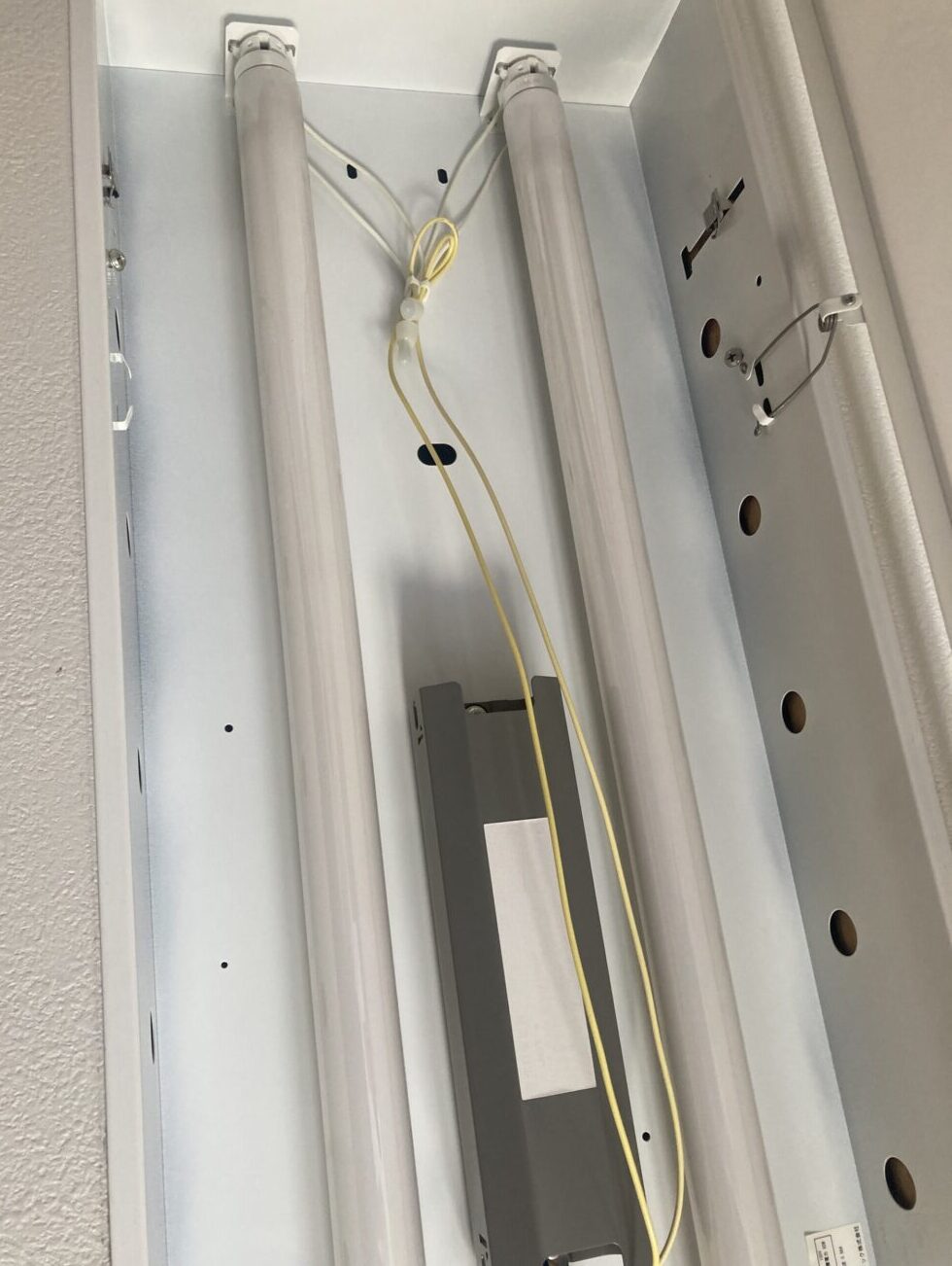 広島市安佐南区でLED交換前の埋込型蛍光灯器具内部
